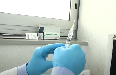 Проведение кодирования Вивитролом в городе Малая Вишера Шприц с Вивитролом в руках у врача